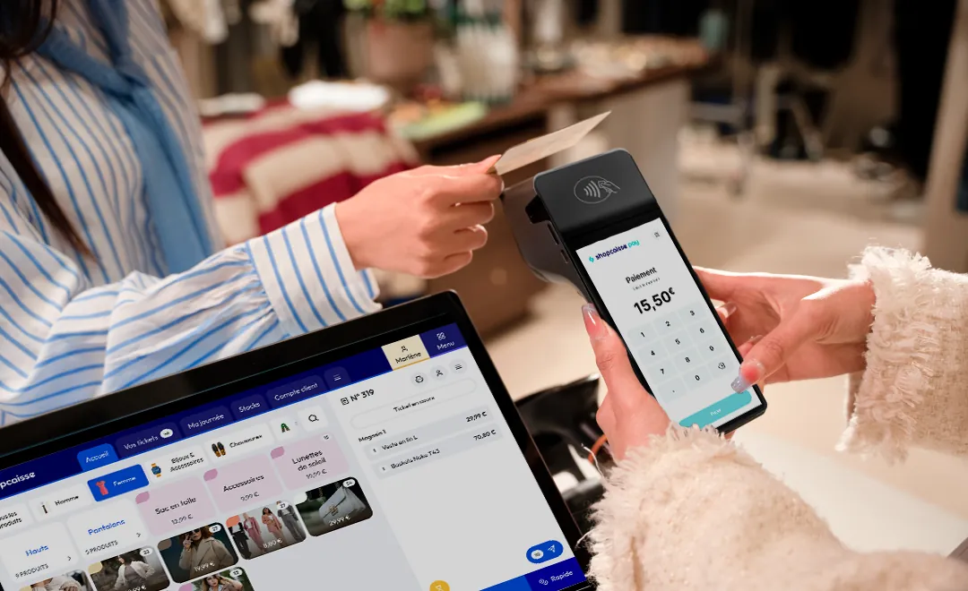 Client effectuant un paiement sans contact avec un terminal de paiement ShopCaisse en restaurant.