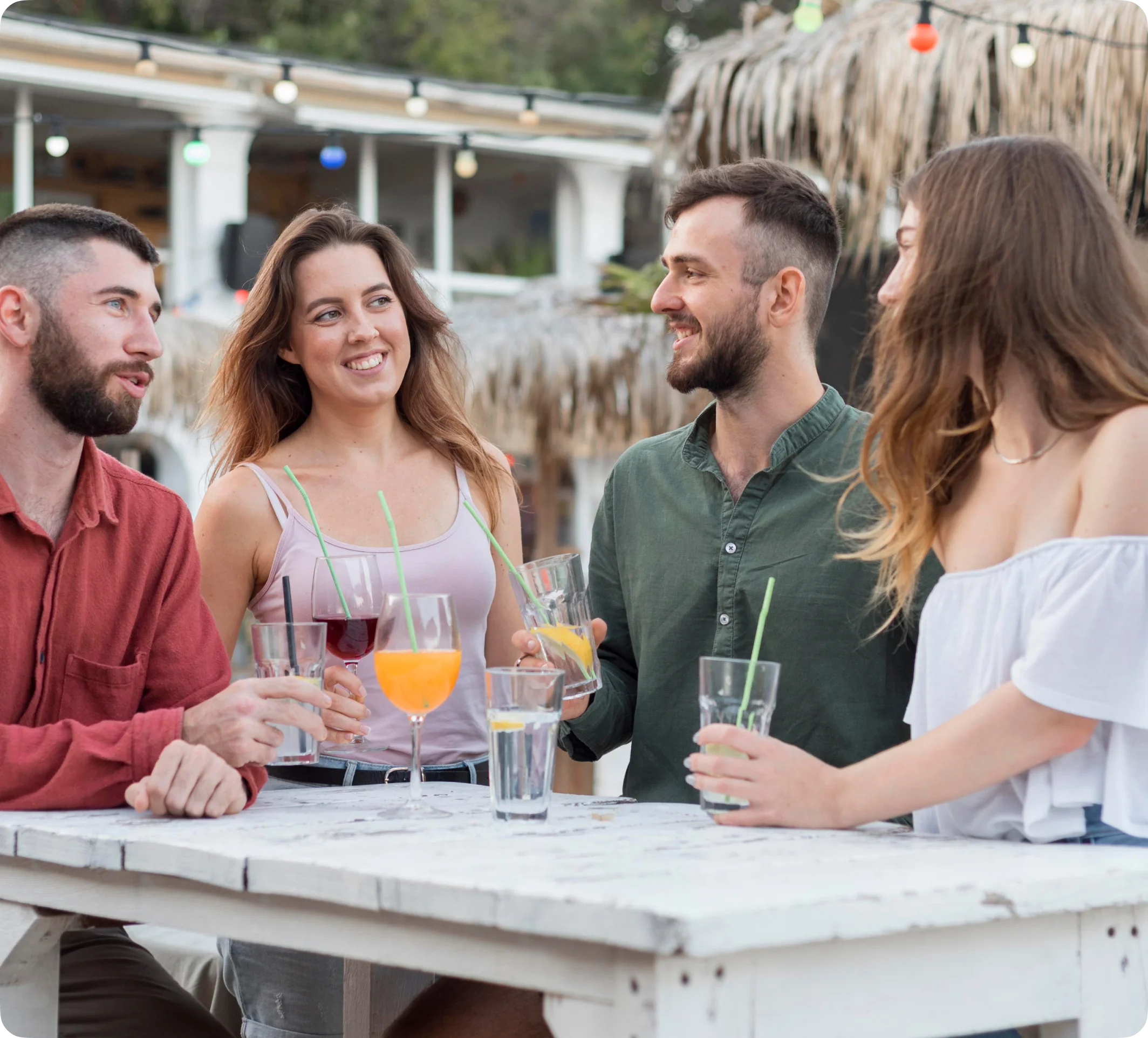 Camping en plein air avec une caisse enregistreuse tactile au comptoir de l'accueil, vacanciers en arrière-plan.