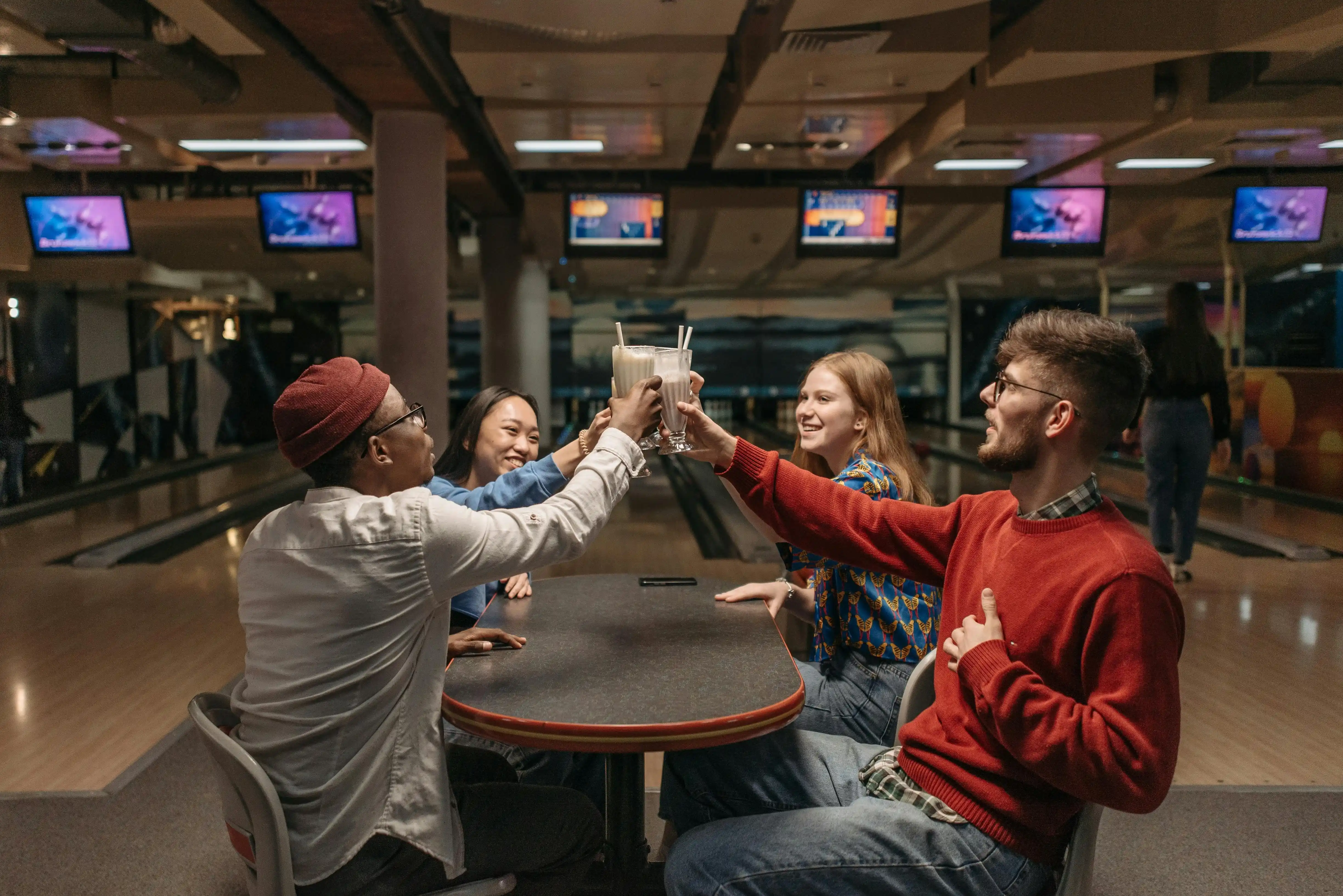 Bowling avec piste éclairée, comptoir d'accueil et caisse enregistreuse tactile.