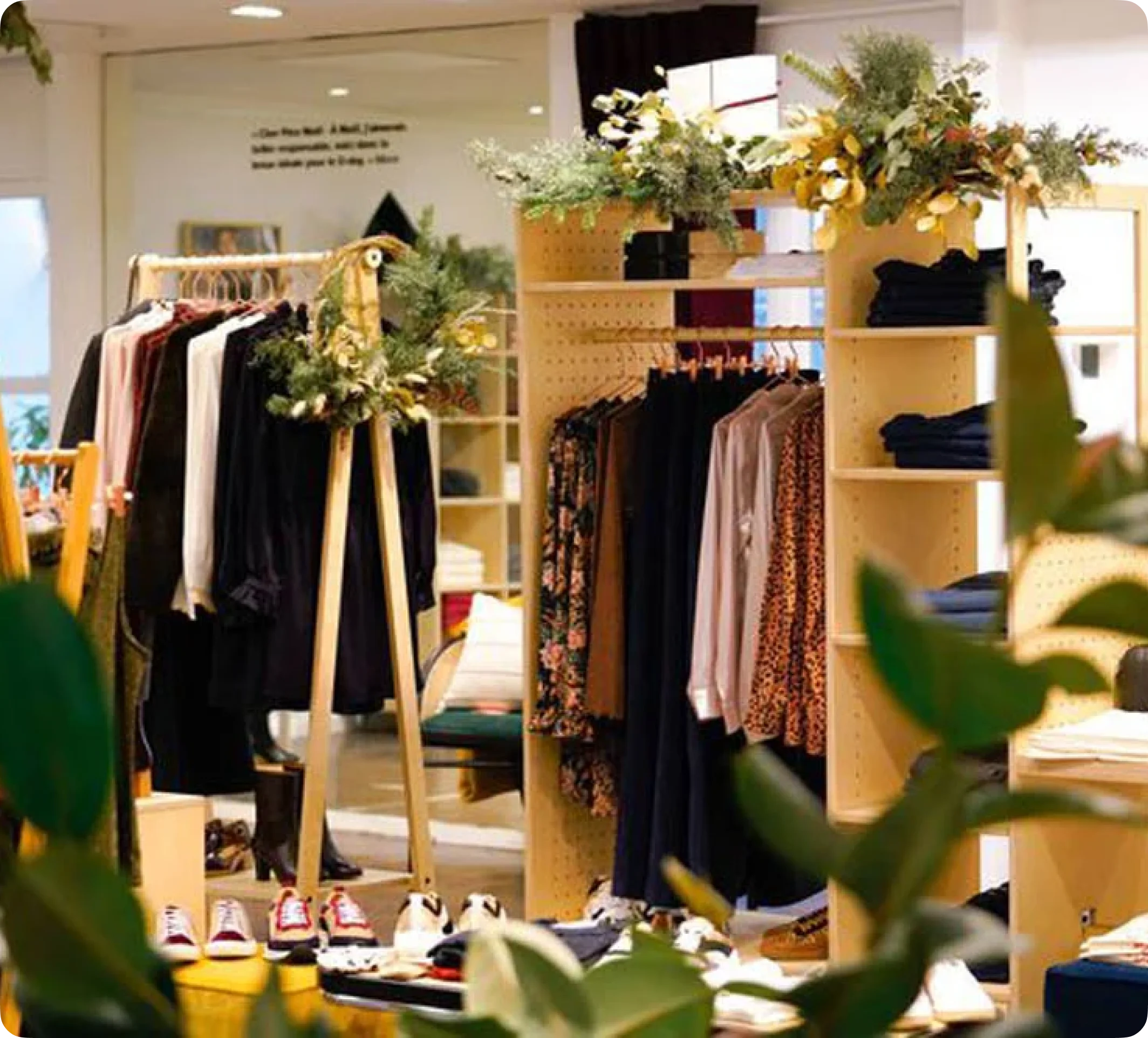 Pop-up store éphémère dans un centre commercial avec présentoirs de produits et caisse enregistreuse tactile.