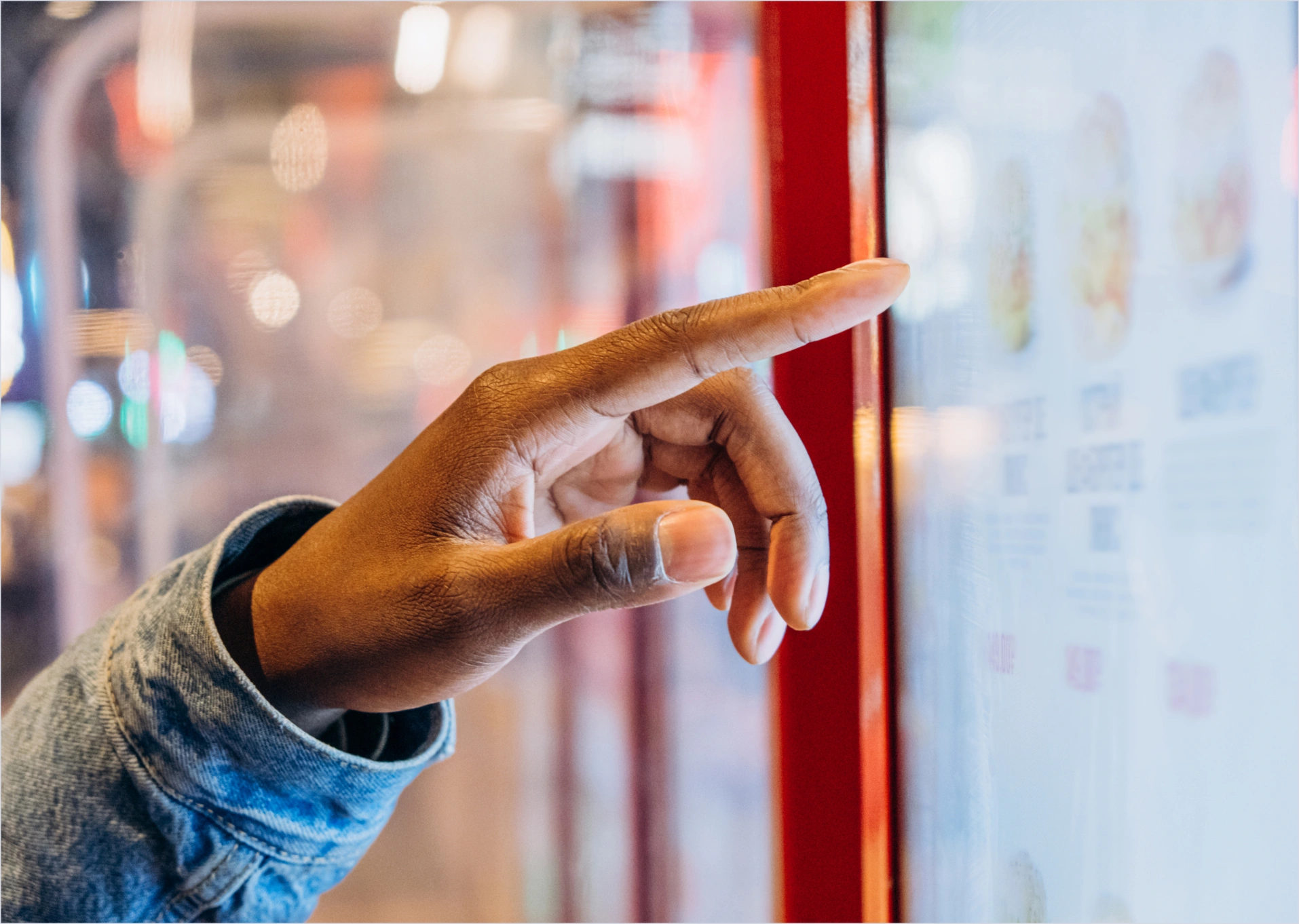 Client utilisant une borne de commande shopcaisse en restaurant