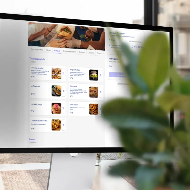 Écran d'ordinateur affichant un site de restaurant français avec menu de produits et prix.