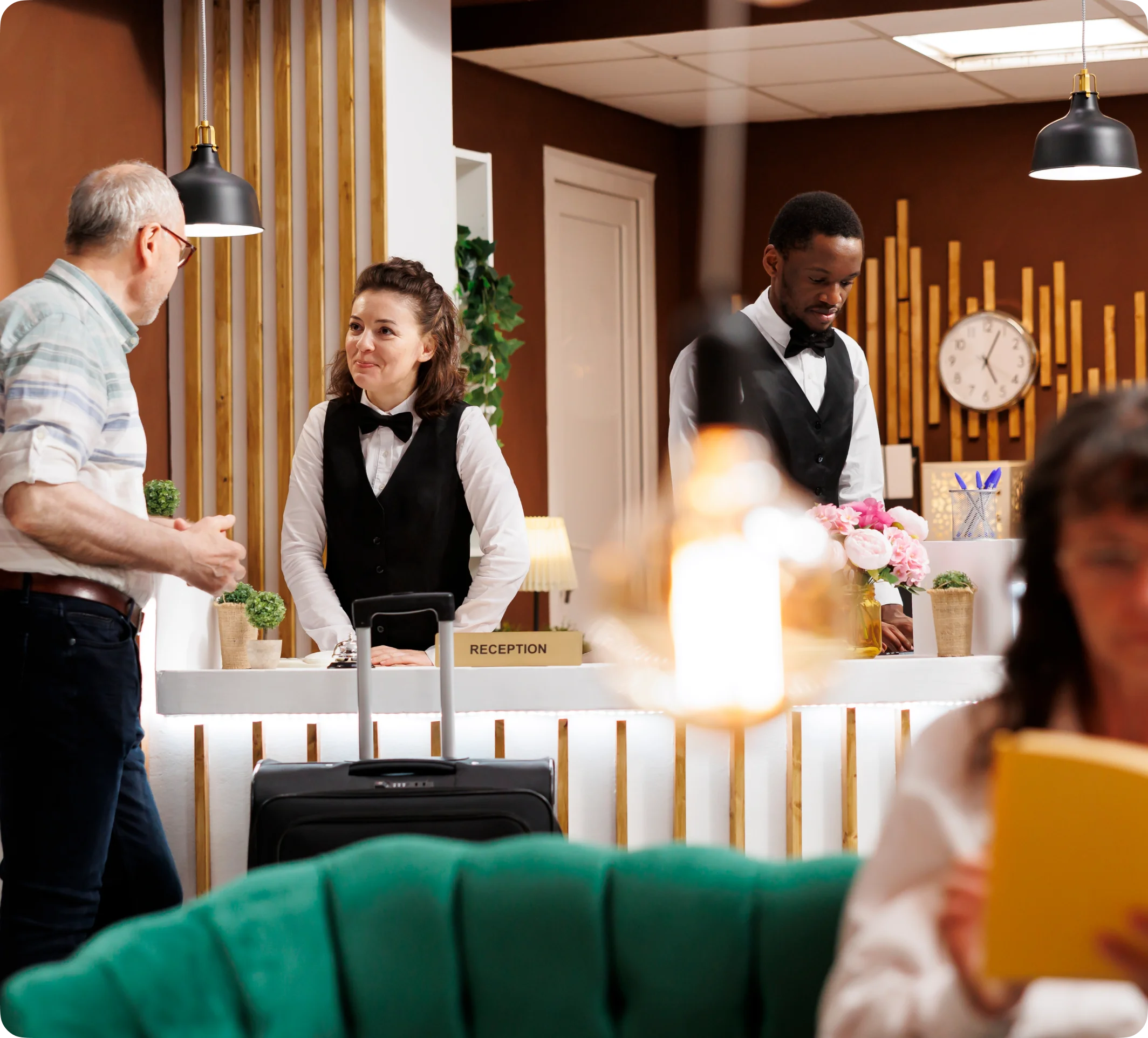 Hall d'hôtel élégant avec un comptoir d'accueil et une caisse enregistreuse tactile en arrière-plan.