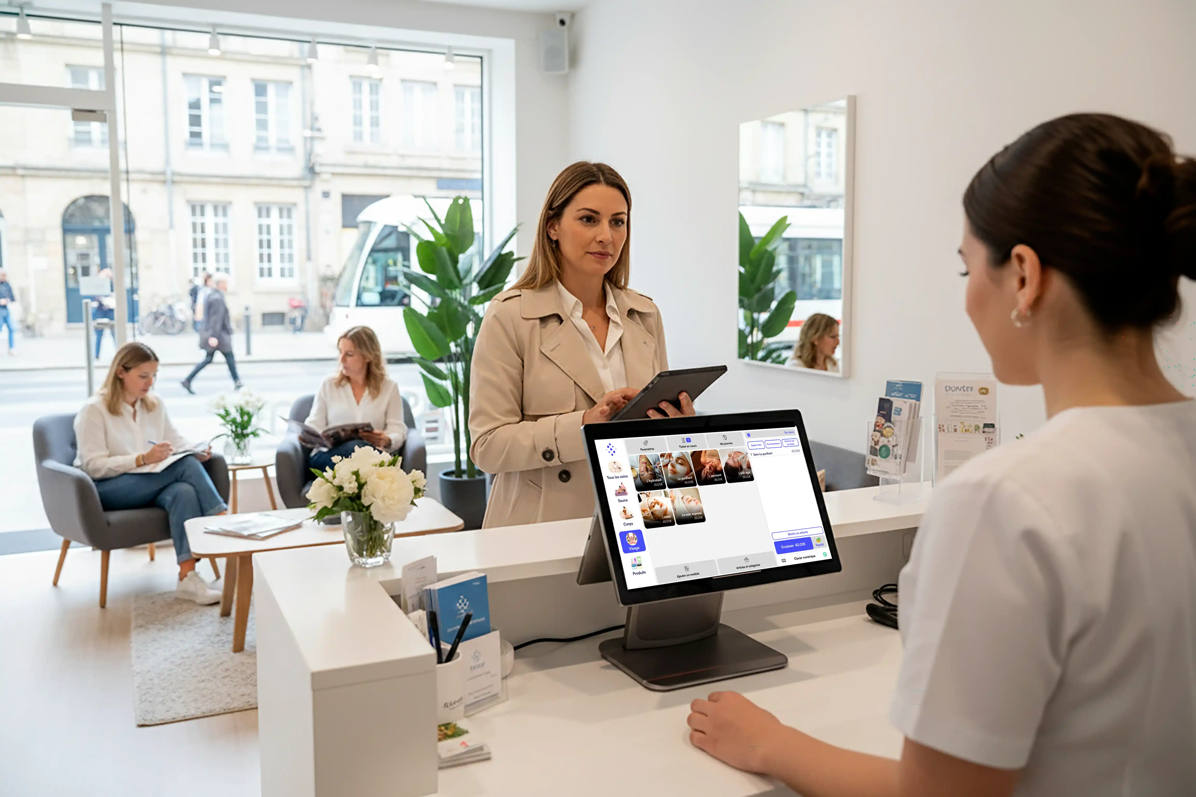 Intérieur d'un institut de beauté avec une esthéticienne au comptoir et caisse enregistreuse tactile.